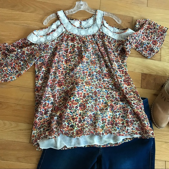 Daniel Rainn Tops - cold shoulder/sundial crochet. NWOT